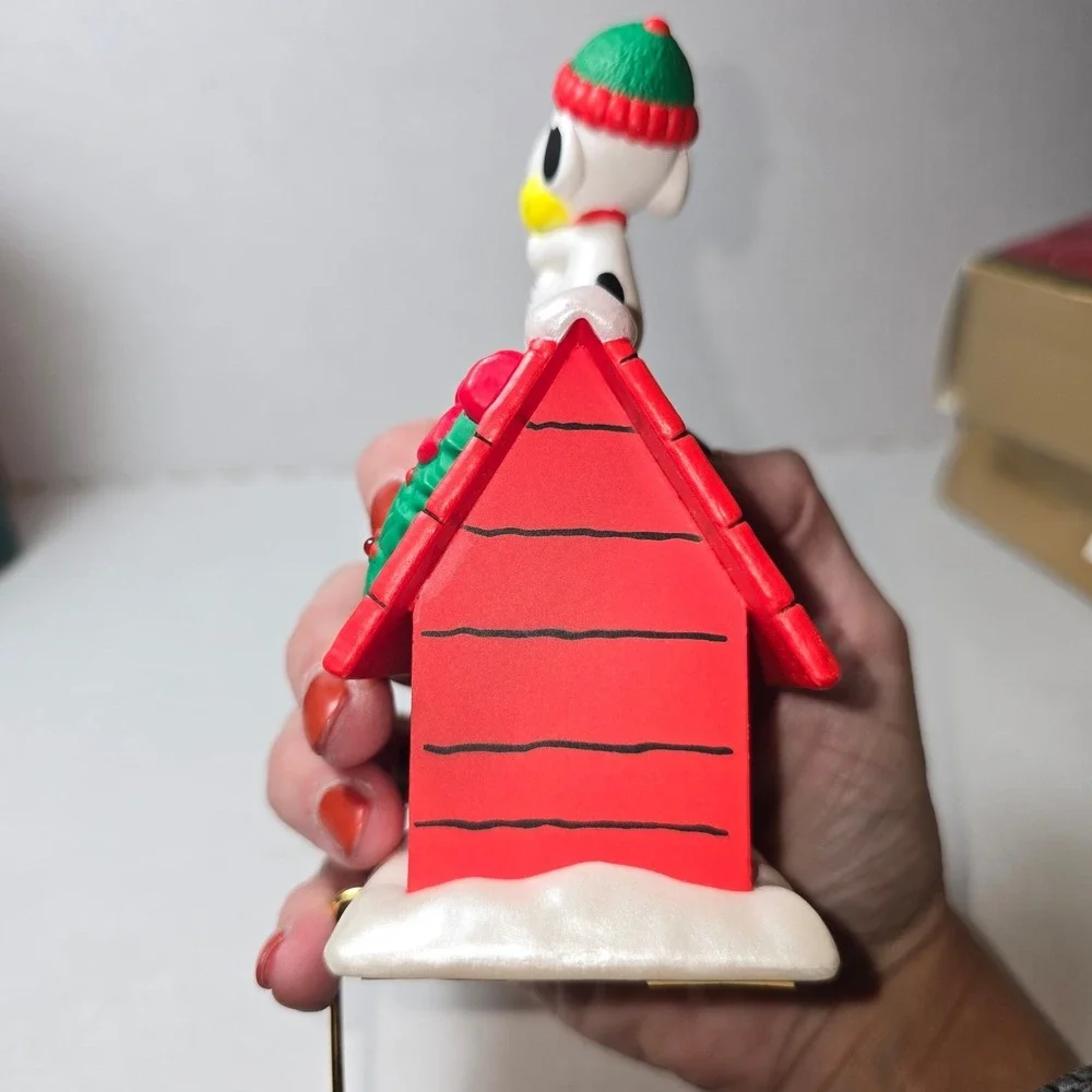 Hallmark Peanuts Stocking Hanger Snoopy Lights in Wreath Twinkle Christmas WORKS
